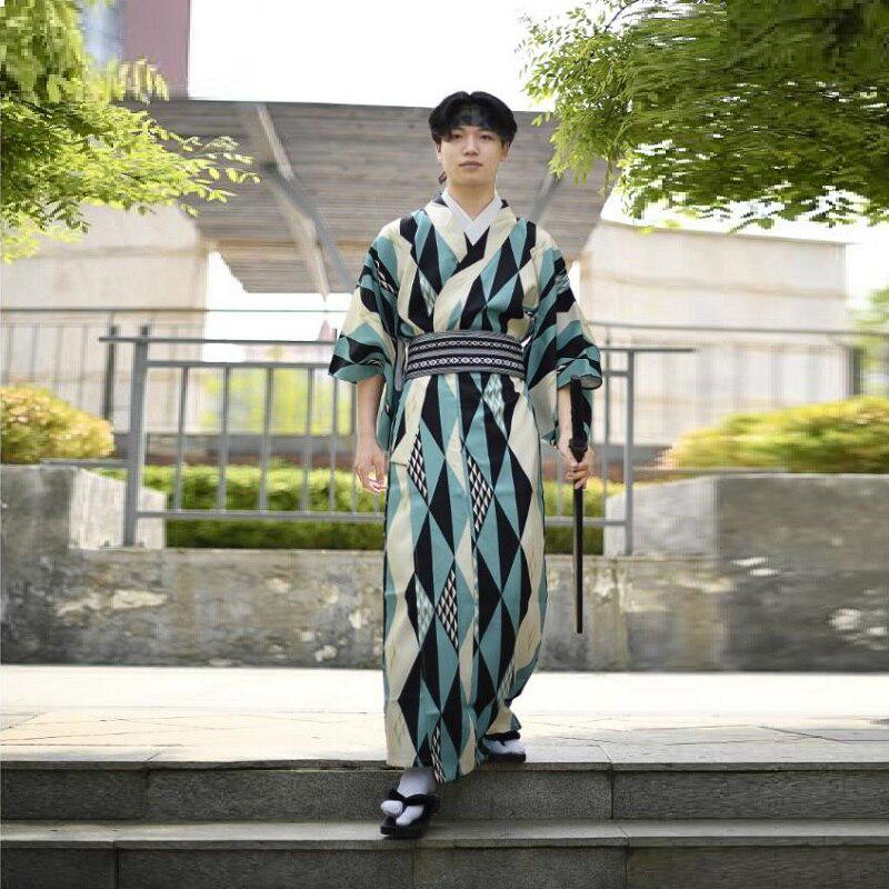 kimono traditionnel japonais motif géométrique