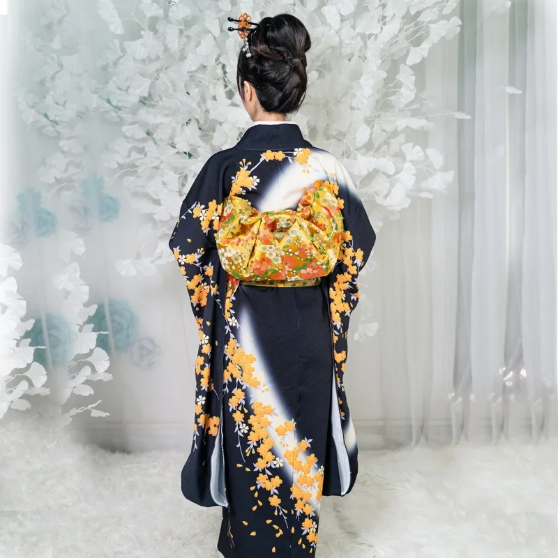 kimono traditionnel japonais noir