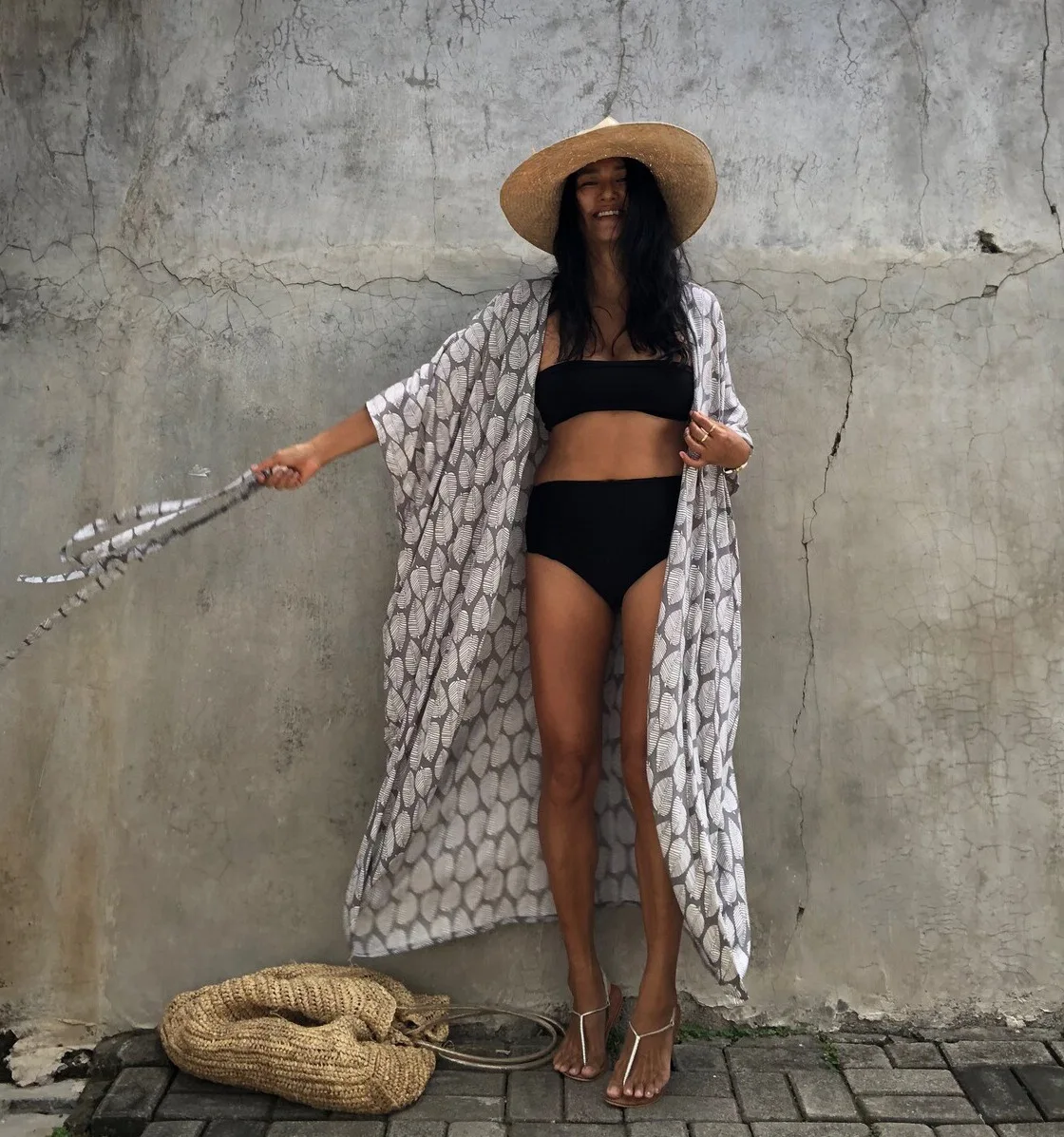 kimono de plage gris avec motif feuille