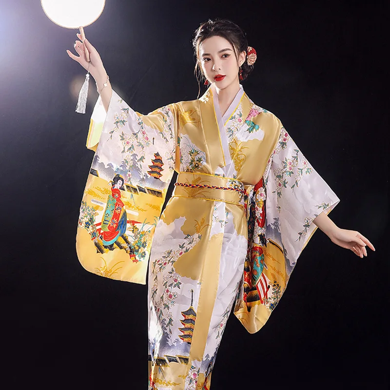 kimono jaune élégant avec motifs floraux