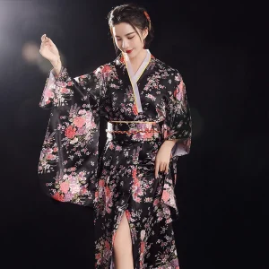 kimono noir avec motifs floraux pour femme