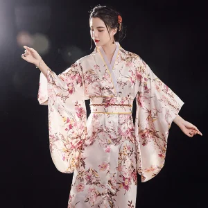 kimono japonais femme élégant rose pâle fleuri