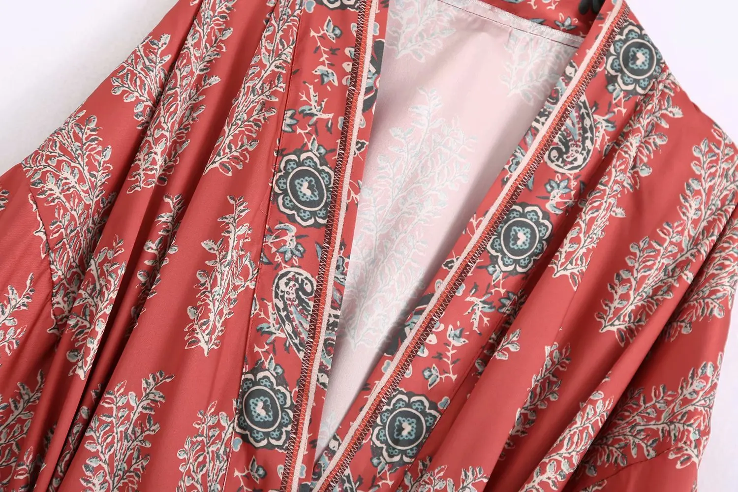 vêtement d'extérieur femme style kimono en rouge