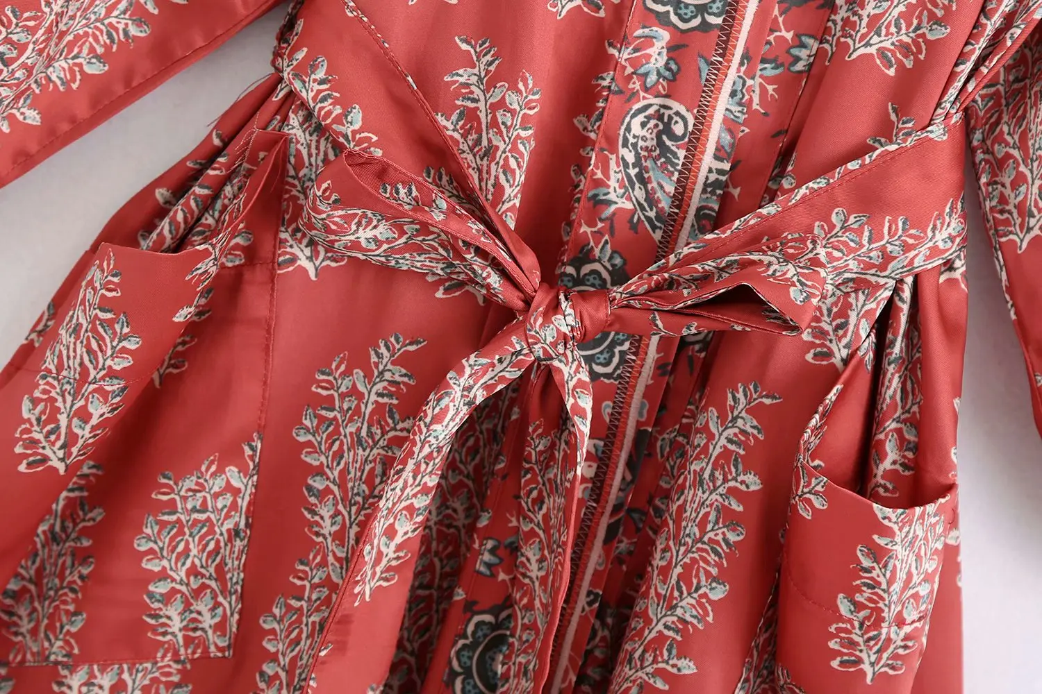 kimono féminin long à manches amples couleur rouge