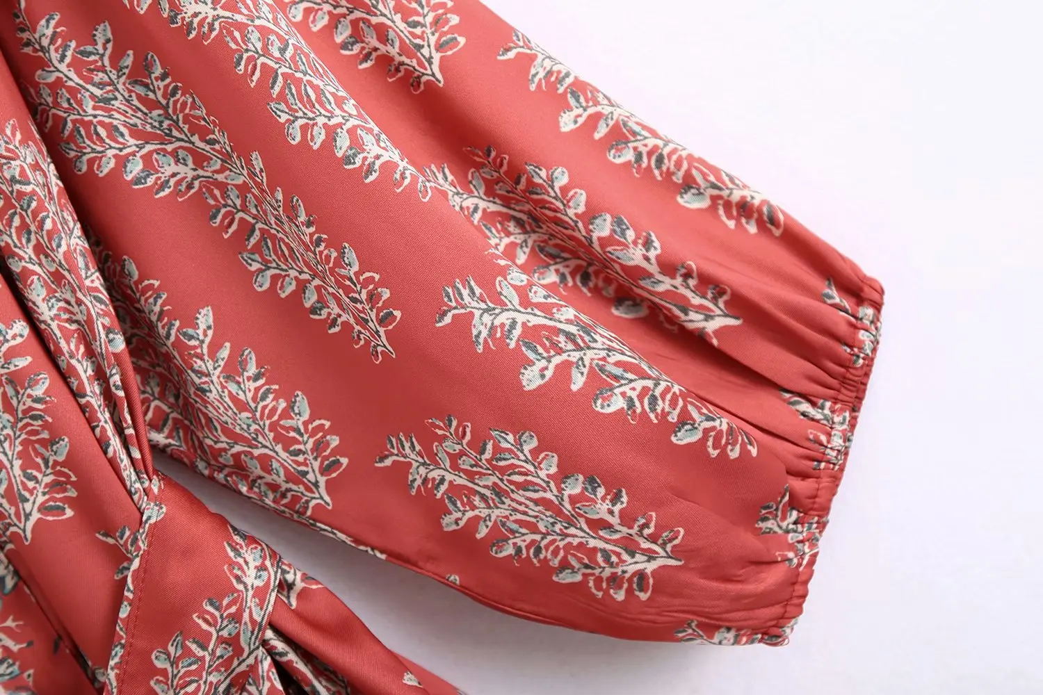 kimono élégant pour femme avec imprimés rouges