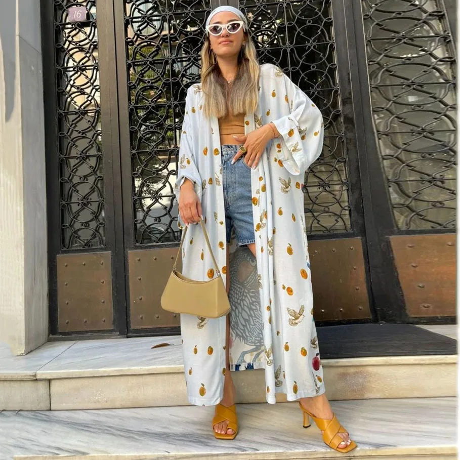 vêtement traditionnel japonais kimono bleu à motifs de papillons