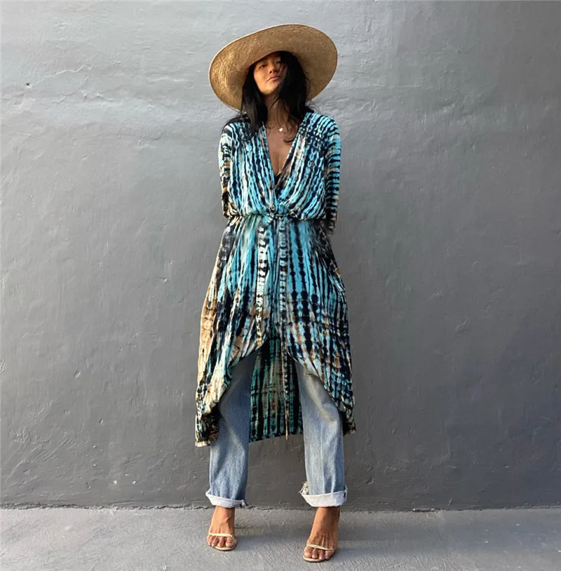 vêtement d'été kimono bleu au design tie-dye