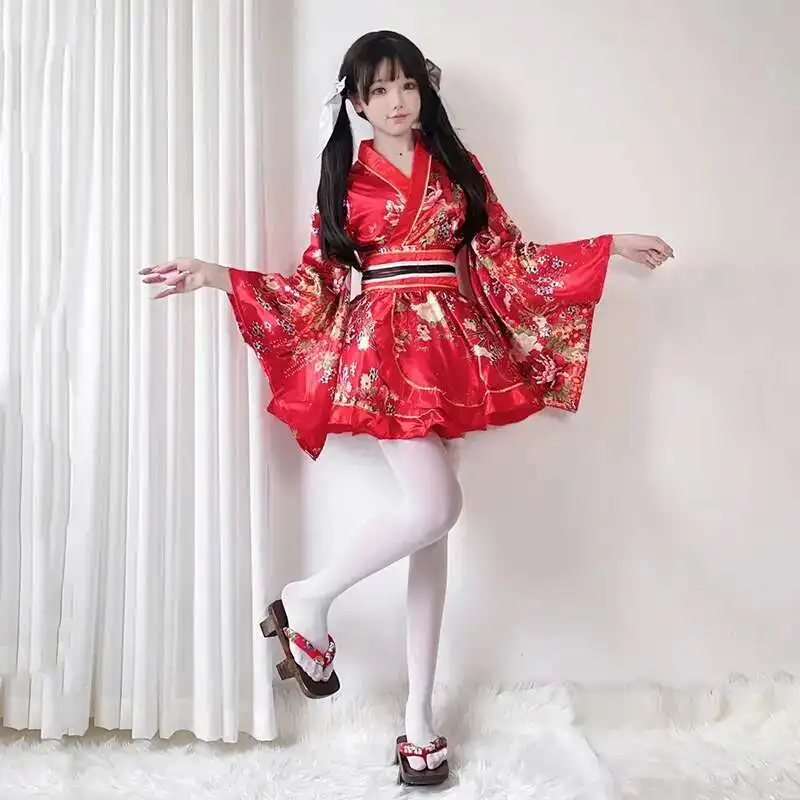 kimono japonais en tissu rouge