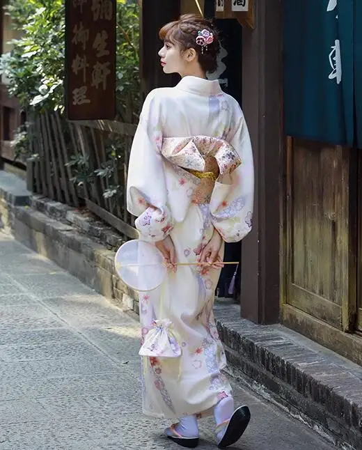 robe d'été yukata femme en blanc