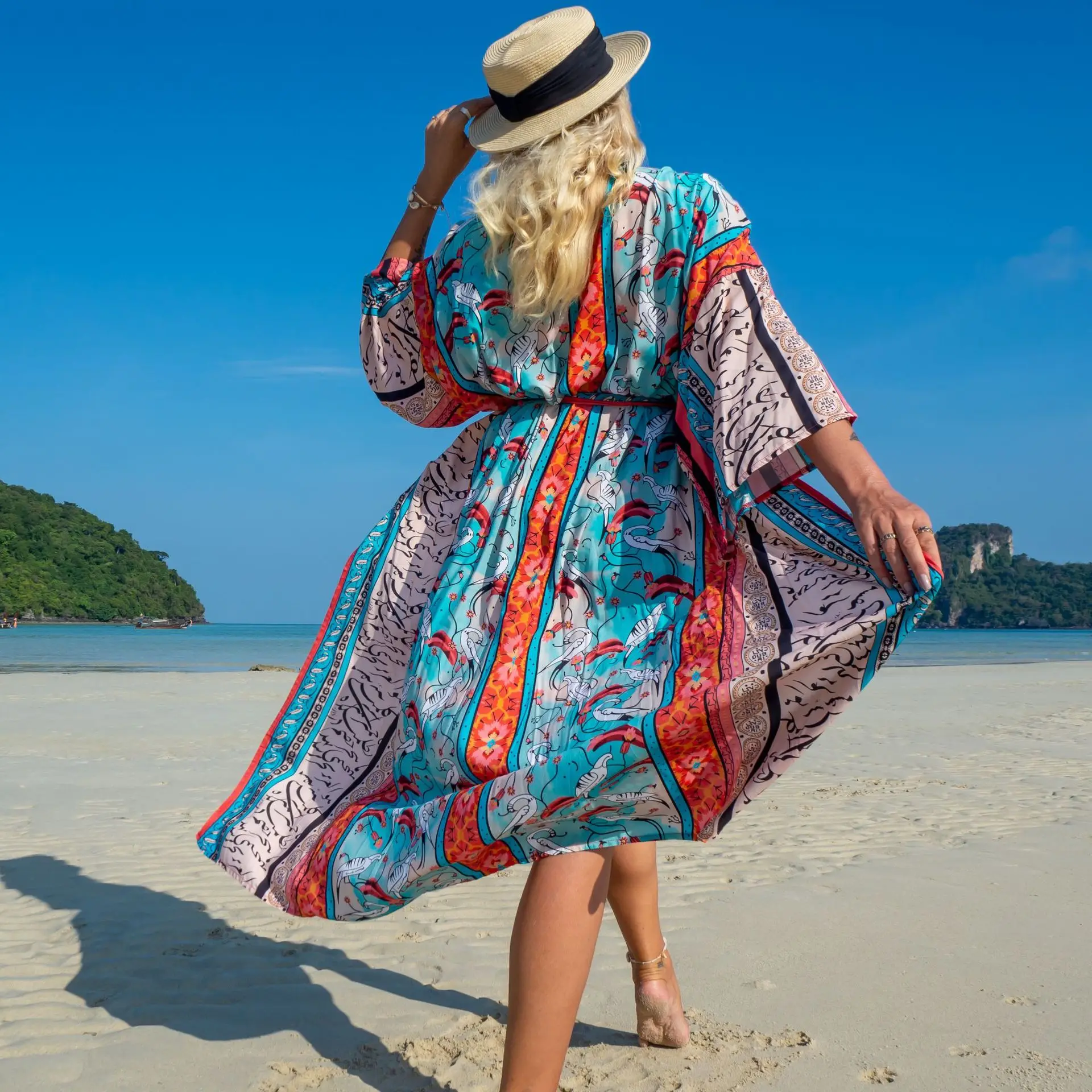 vêtement de plage style kimono avec impression aviaire
