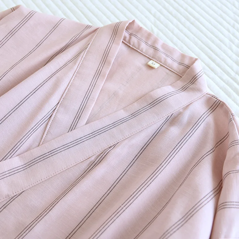 peignoir léger pour femme avec design rayé