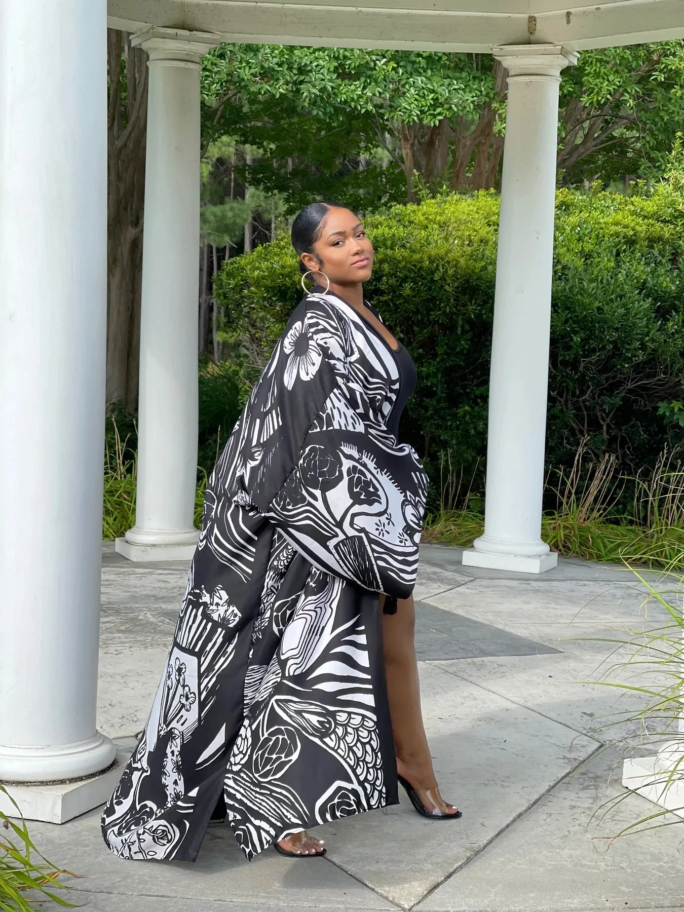 robe kimono longue en noir avec motif ethnique