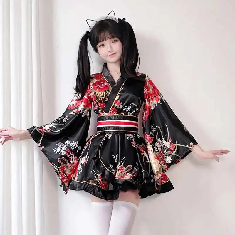 kimono traditionnel japonais en noir style lolita