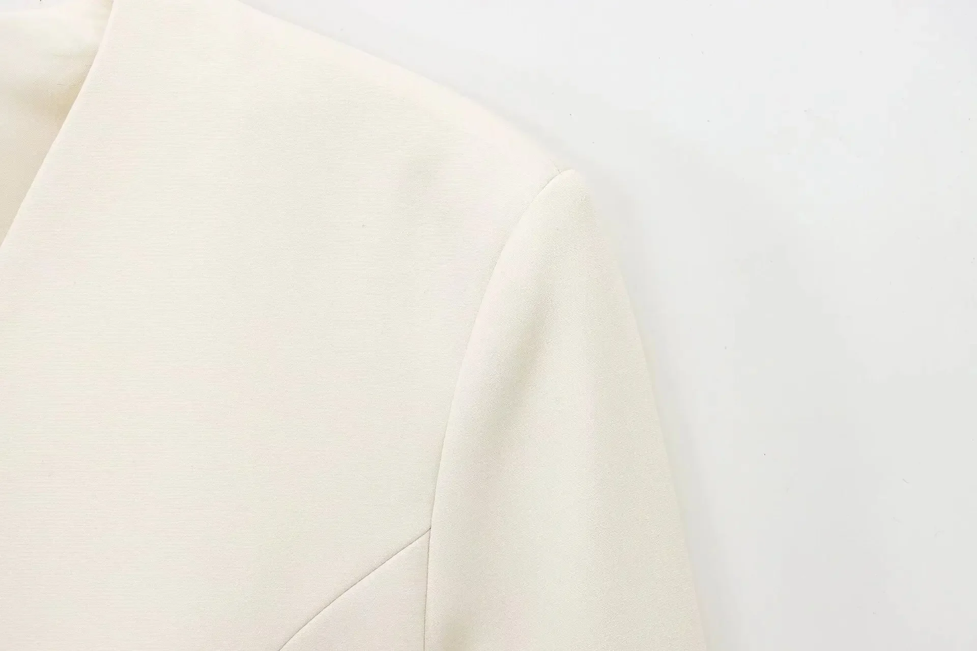 vêtement féminin kimono blanc pour le bureau