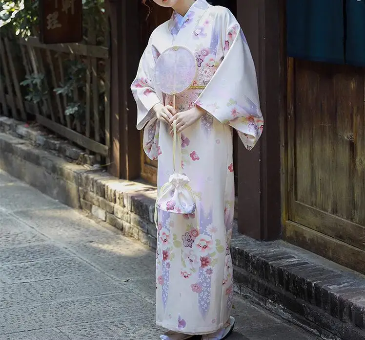 vêtement traditionnel japonais kimono femme